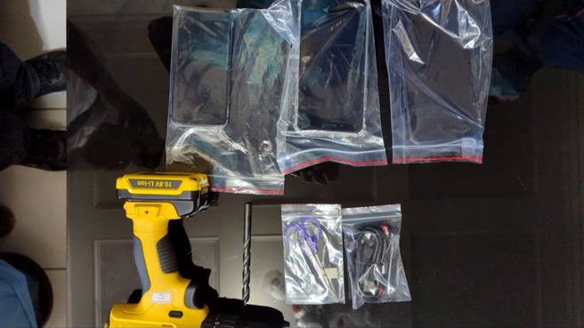 一名建筑工人在高雄摩铁装针孔3个月，恐拍百余对情侣床战落网，遭查获大量针孔偷拍设备。(袁庭尧翻摄)