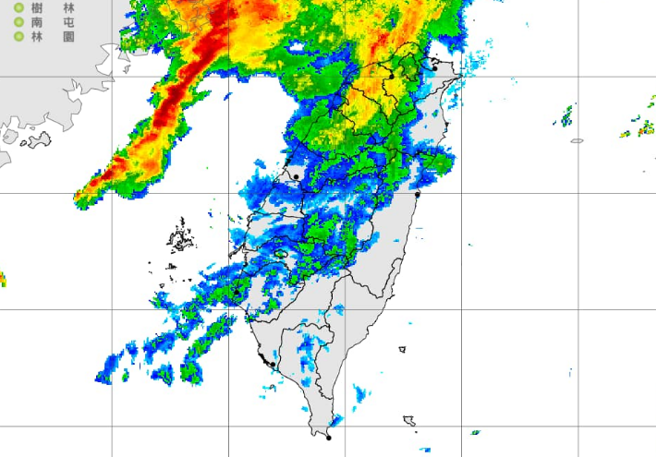 锋面接触陆地，中部以北的沿海地区开始下雨。（中央气象局提供）