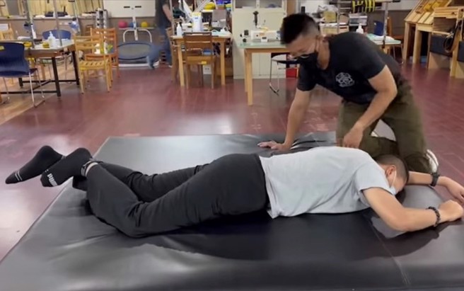 陆军航特部上兵秦良丰于107年5月执行汉光演习，自高空坠落重伤，歷经4年努力復健，终于能自行翻身，良丰爸爸将影片曝光后，看哭全网。（图／秦天人脸书）