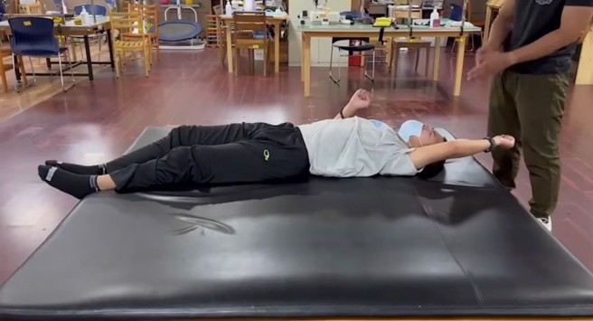 秦爸爸曝光儿子努力翻身，双脚抖动的影片，看哭全网。（图／秦天人脸书）