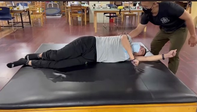 良丰爸爸曝光儿子努力翻身双脚颤抖的影片，看哭全网。（图／秦天人脸书）