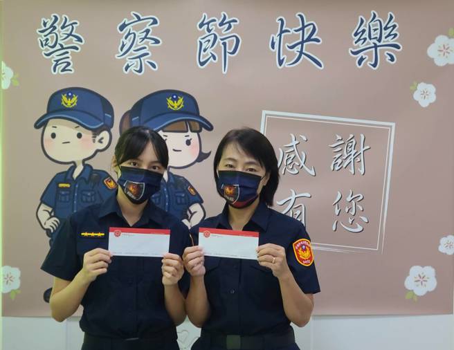鼓山分局长蔡鸿文感念警察同仁长期的辛劳，特地邀请分局里的警察父女、母女及父子檔到场，赠送防护消毒喷剂也献上祝福。(鼓山分局提供)