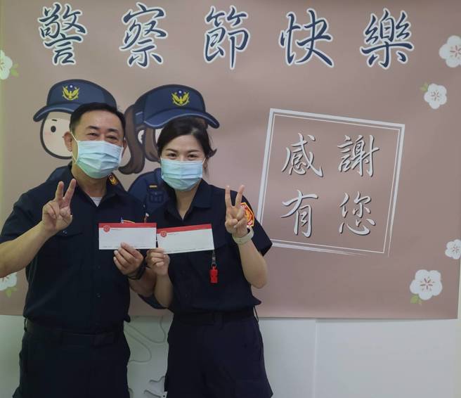 鼓山分局长蔡鸿文感念警察同仁长期的辛劳，特地邀请分局里的警察父女、母女及父子檔到场，赠送防护消毒喷剂也献上祝福。(鼓山分局提供)