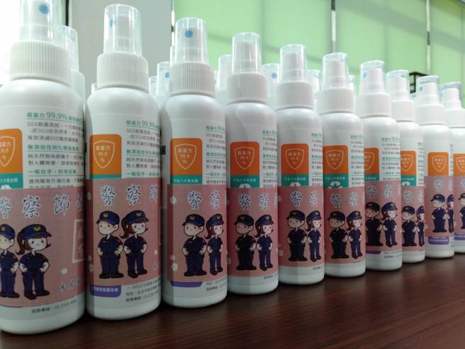 鼓山分局长蔡鸿文感念警察同仁长期的辛劳，特地邀请分局里的警察父女、母女及父子檔到场，赠送防护消毒喷剂也献上祝福。(鼓山分局提供)