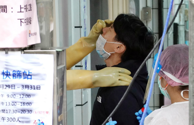 美国研究证实，大量投入快筛可有效降低阳性率。（姚志平摄）