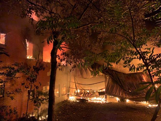 桃園大溪農機具廠大火廠房付之一炬。(消防局提供／呂筱蟬桃園傳真)