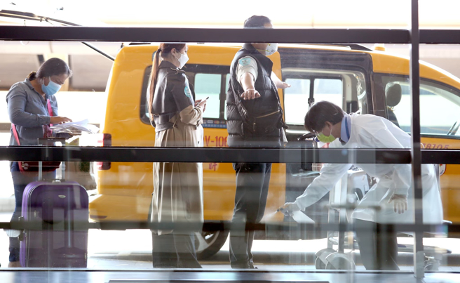 入境居家检疫「3＋4」今起上路，入境后只要完成3天居检，即可进行4天自主防疫，若能满足一人一户，第4天可返家完成自主防疫。（图／示意图，记者范扬光摄影）