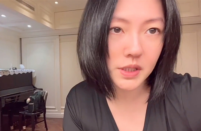 小S昨晒出素顏影片。（图／翻摄自elephantdee IG）