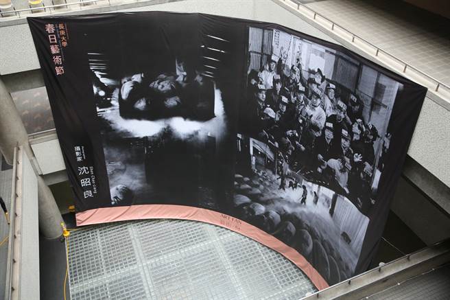 陳薇將沈昭良的《築地魚市場》作品以大型輸出方式展示在長庚大學校園內。（主辦單位提供）