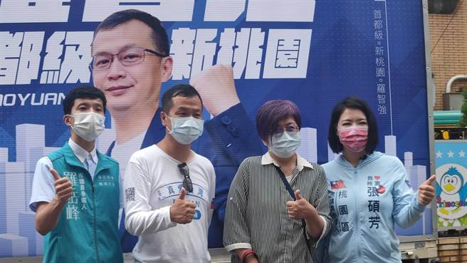 前台北市议员罗智强（左二）15日在桃园区步行祈福。（赖佑维摄）