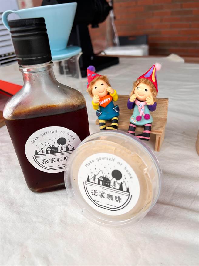 假日期間來基隆左岸，可以點份網紅咖啡，感受悠閒氣氛。（基隆市政府提供／張志康基隆傳真）