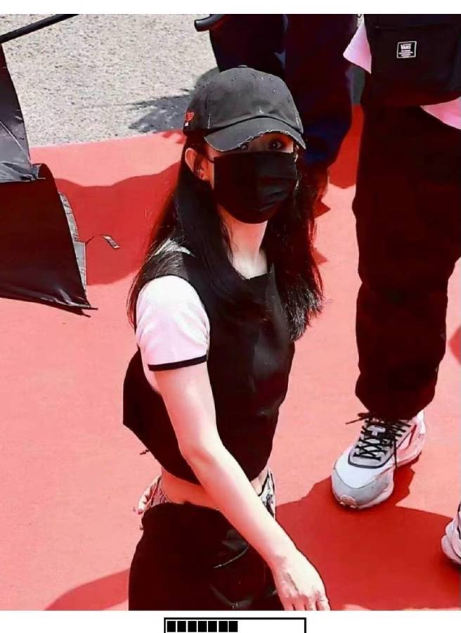 趙麗穎被狗仔嚇到，也讓她34歲真實狀態全都露。（圖／取材自微博）