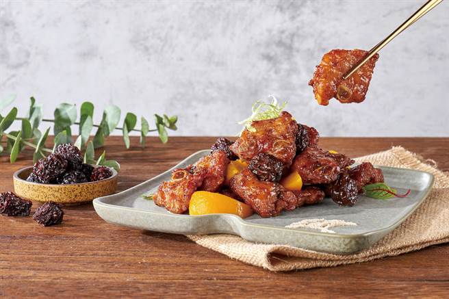 福容大飯店_主廚精心熬煮而成，「蜜漬黑棗嫩排」帶出黑棗獨特香氣。（福容大飯店提供）