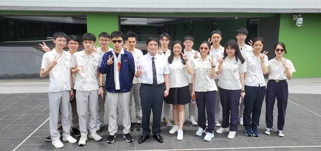 北市延平中学学生与校长张汉镛（前排左四）合影。（延平中学提供／游念育台北传真）