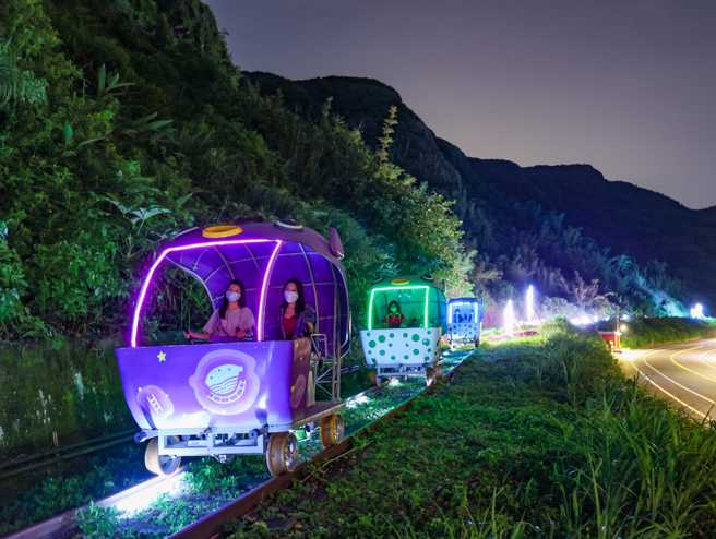 骑乘发出微光的河豚车，享受深澳夏夜的美好时光。新北市政府提供