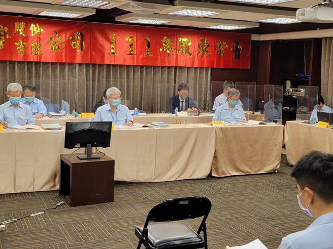 （中碳董事長杜清芳（中坐者）15日主持股東常會，通過配發現金股息4元。圖／顏瑞田）