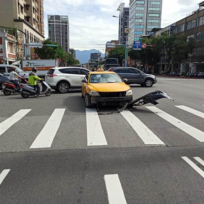 計程車駕駛違規左轉與對向機車發生交通事故。（翻攝畫面）