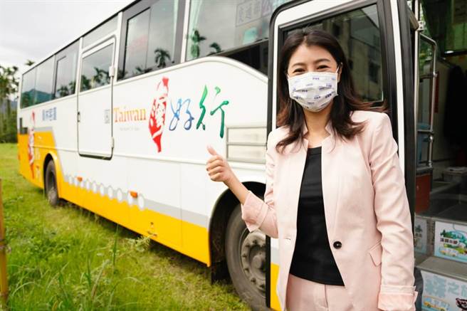 15日上午9点20分，第一班台湾好行溪头B线15路公车，驶进鹿谷乡农会茶业文化馆，也代表该路公车正式通车。(许淑华办公室提供／吴建辉南投传真)