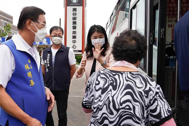 许淑华说，溪头的交通问题一直是她所关注，去年向公路总局争取1.02亿补助，来完成投151乙线的拓宽计画，分流假日游客到访车潮。(许淑华办公室提供／吴建辉南投传真)