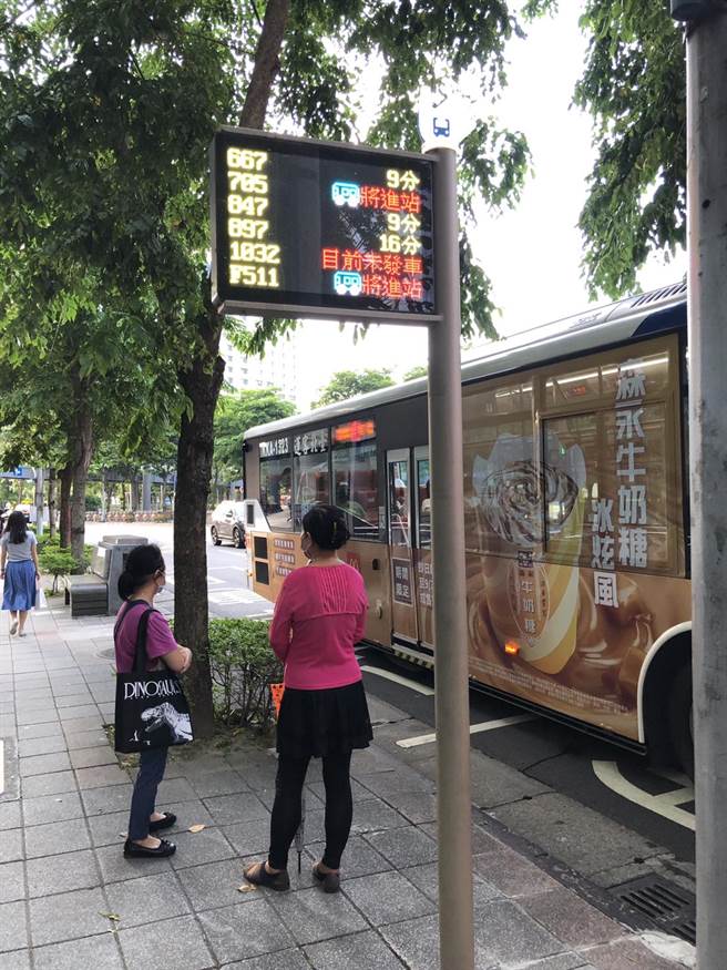新北公车站牌智慧化 累计已达2209站。（新北市交通局提供）