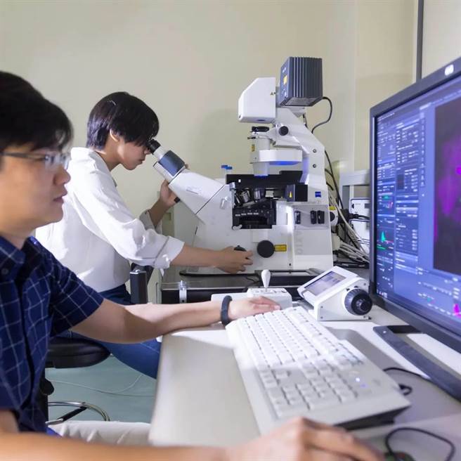 暨大在制度面也鼓励教师投入学术研究，以发表高排名、高引用率的期刊论文为目标，近年来暨大的产学合作金额平均达到３亿台币，充分展现教师在研究与产学相关的量能。（暨大提供／吴建辉南投传真）