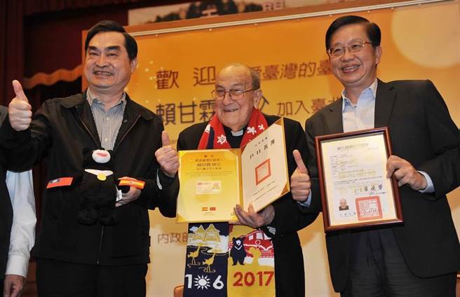 赖甘霖神父在2017年获颁归化国籍许可证及身分证。（本报资料照片）