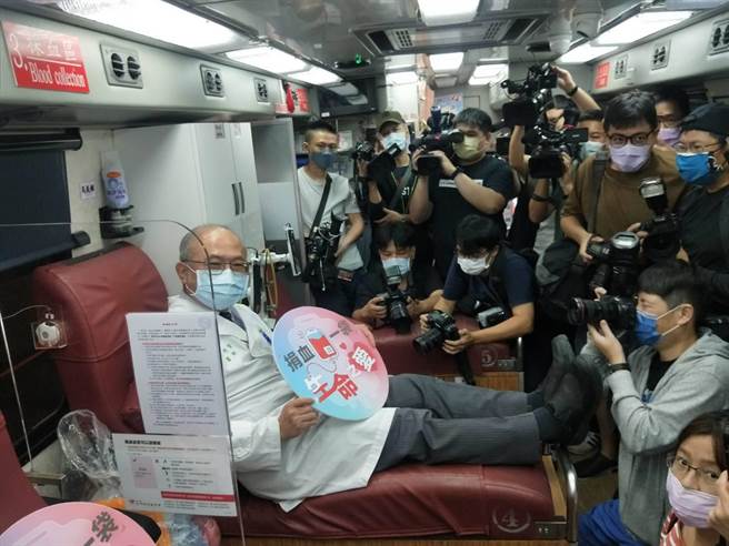 全台闹血荒，台大医院血库存量创史上新低，院长吴明贤首度挽袖捐血，盼鼓励民眾一同响应。（王家瑜摄）