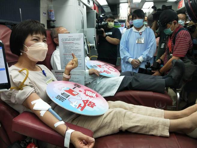 台大医院举办捐血活动，院长吴明贤、副院长高淑芬与全院员工一起加入捐血行列。（王家瑜摄）