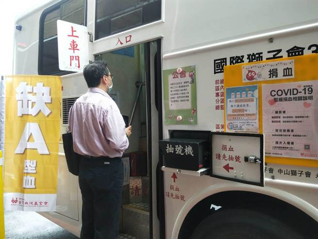 新冠疫情影响民眾捐血意愿，但医院用血需求不减，全台血库未达7天安全库存量，台北捐血中心尤其急缺A型血。（王家瑜摄）