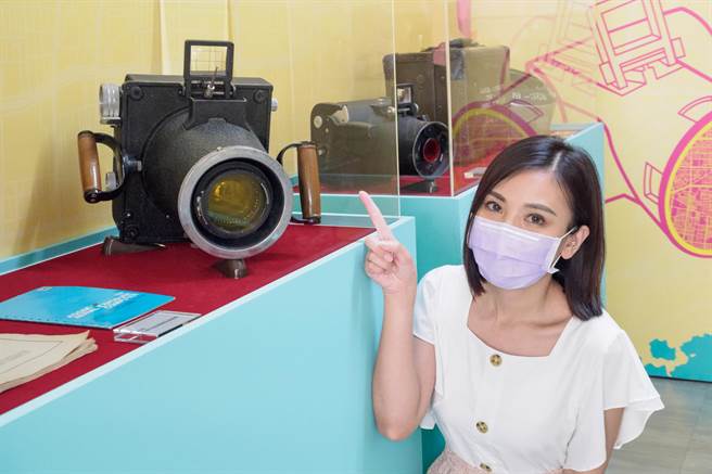 珍贵的航拍相机在「俯瞰空照图特展」首度亮相。（新北市文化局提供）