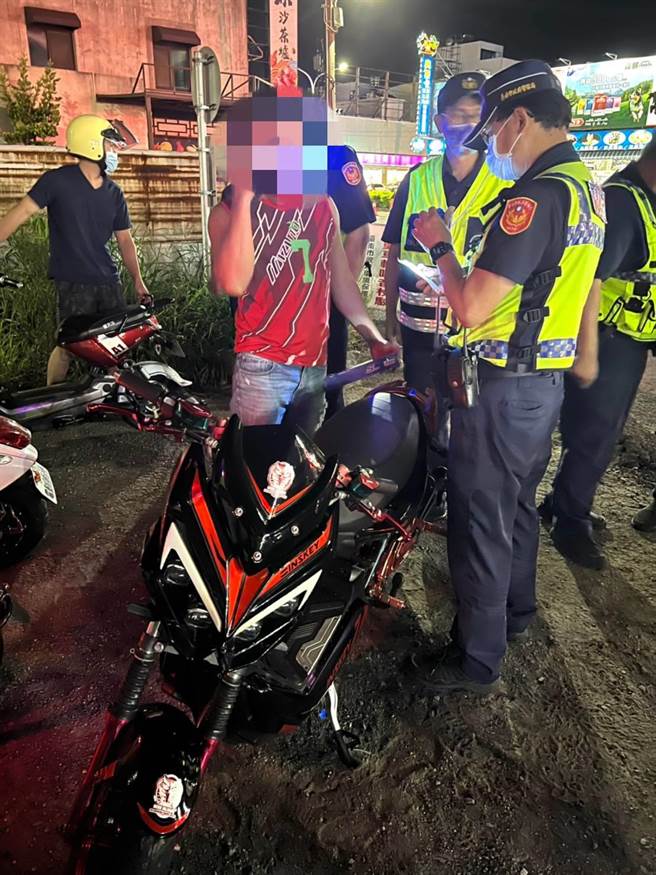 台南市警察局交通大队14日晚间于安南区执法，取缔3辆。（警方提供／曹婷婷台南传真）