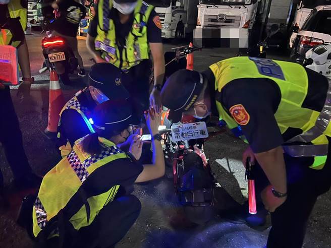 台南市警察局交通大队14日晚间于安南区执法，取缔3辆。（警方提供／曹婷婷台南传真）