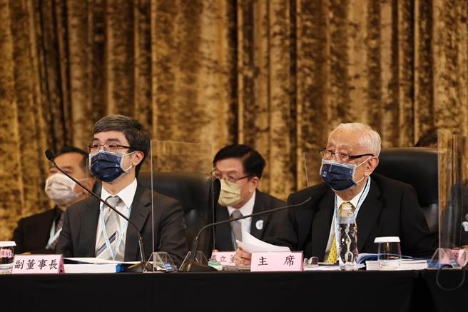 南山人寿副董事长尹崇尧(前排左)可望接掌董事长，若金管会核准，将成为台湾金融业最年轻的董事长。(南山人寿提供)