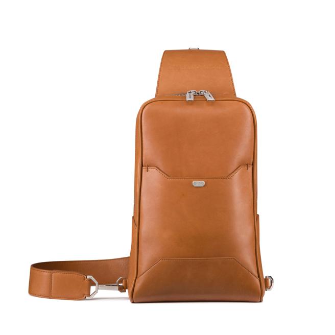 图二：Stefano Ricci手工牛皮肩背包，10万7000元。（Stefano Ricci提供）