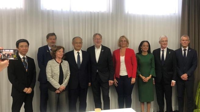 （行政院政務委員鄧振中與歐洲議會代表團在WTO第12屆部長會議期間進行會談。圖／我駐WTO代表團提供）