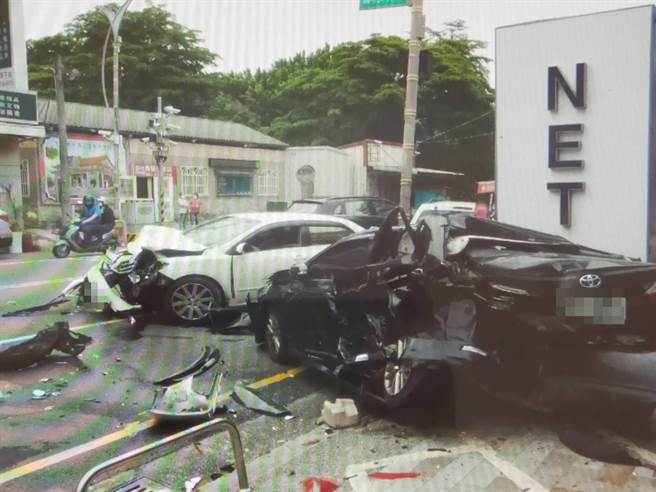 陈姓男子酒驾连撞2车1机车1行人，现场一片狼藉，警方将陈男依公共危险罪嫌移送法办。（民眾提供）