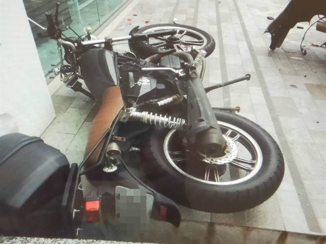 陈姓男子酒驾连撞2车1机车1行人，现场一片狼藉，警方将陈男依公共危险罪嫌移送法办。（民眾提供）