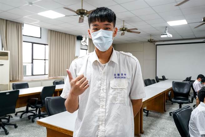 宜兰高中学生林柏毅录取台大医学系、成大牙医学系。（李忠一摄）