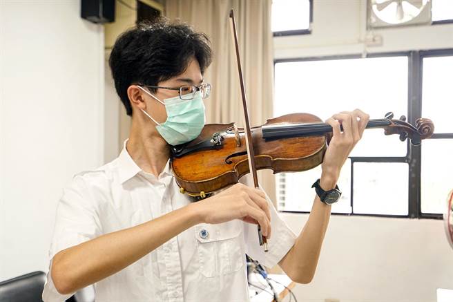 宜兰高中学生徐宇是数理资优班学生，他兼顾资优班课业与音乐，录取师大音乐系。（李忠一摄）