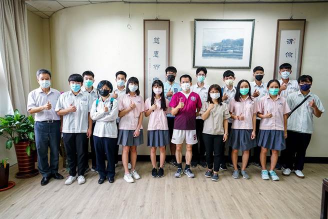 大学申请入学今天放榜，宜兰高中的公立大学录取率达48.7％。（李忠一摄）