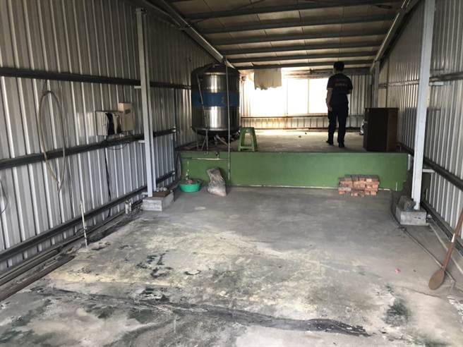 高雄市楠梓區發生女子墜樓案，警方到場調查。（翻攝照片／林瑞益高雄傳真）