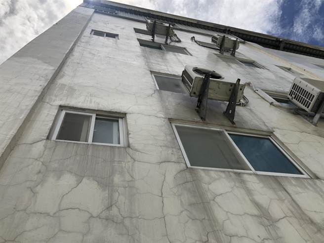 高雄市楠梓區發生女子墜樓案，圖為案發現場。（翻攝照片／林瑞益高雄傳真）