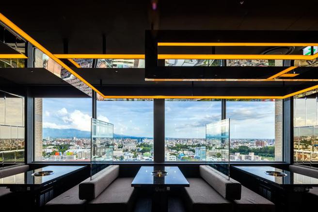 （在耐斯王子大饭店「老乾杯」享用顶级和牛烧肉，可将嘉义市景与绵延的玉山山脉尽收眼底。图／乾杯集团提供）