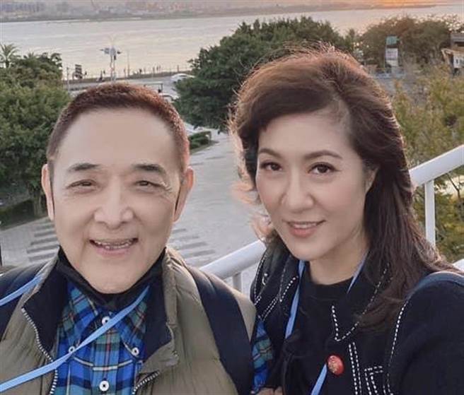 林姿佑（右）透露小亮哥婚前以为她相当文静。（摘自脸书）