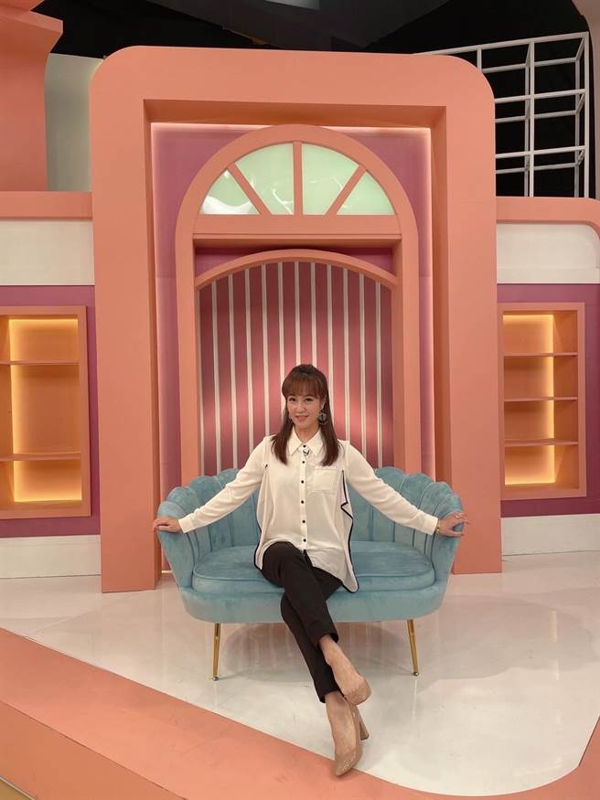 林姿佑怨小亮哥规定在家不能讲电话。（民视提供）