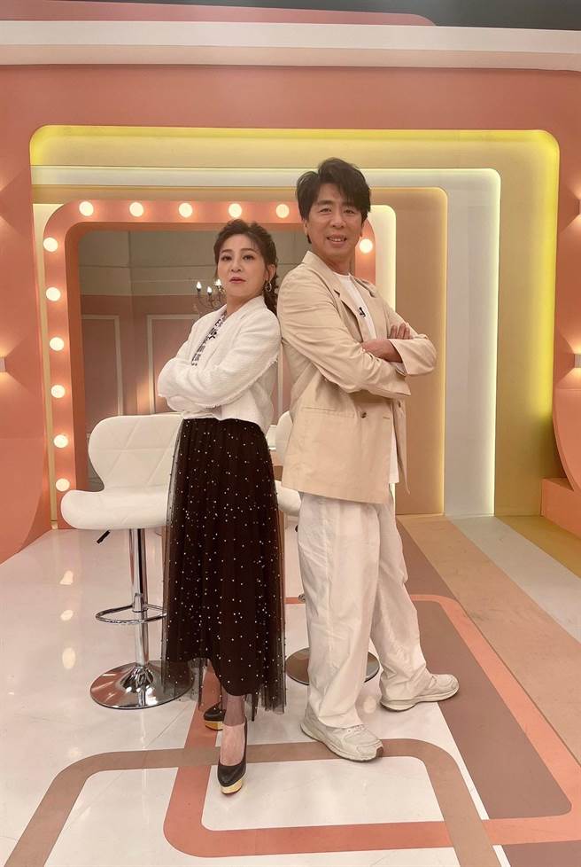 梁赫群（右）苦嘆自己有订家规，但老婆都没在遵守。（民视提供）