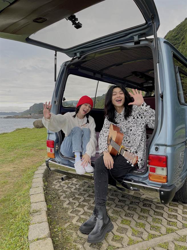 徐若瑄先前釋出新歌，邀來聖皓(右)合作對唱。（索尼音樂、威威巖娛樂提供）