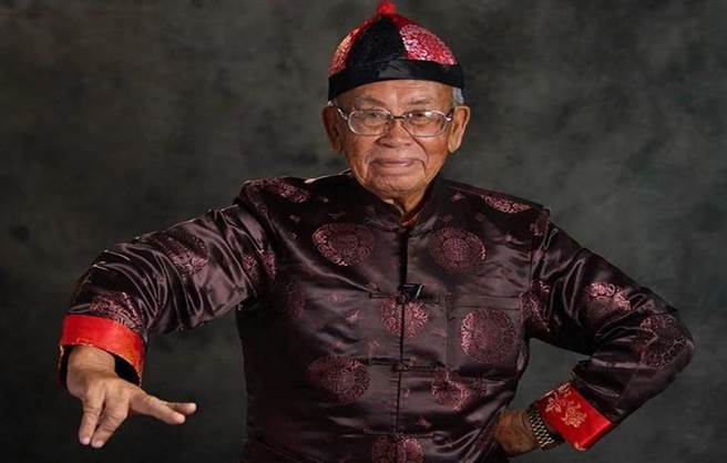 第7届「金门文化奖」得主之一陈为仕-：歌仔戏、锣鼓队。（金门县文化局提供）