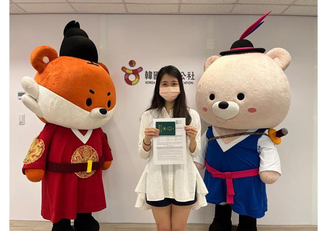 （访韩观光的热度持续攀升，台湾第一位申请访韩观光签证的黄小姐，就在15日领到了她的签证。图／韩国观光公社台北支社提供）