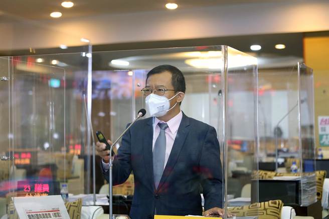 台南市总人口数连5年负成长，2022年生育率更是6都之末，市议员吕维胤总质询时，建议市府效法日本筹组跨局处「人口政策因应小组」。（洪荣志摄）